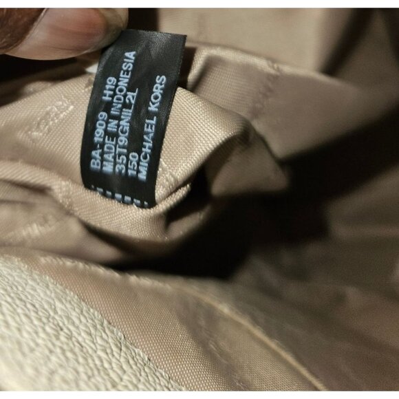 Michael Kors Nicole Leather Pebbled Shoulder Bag Off White or Cream - Picture 15 of 16